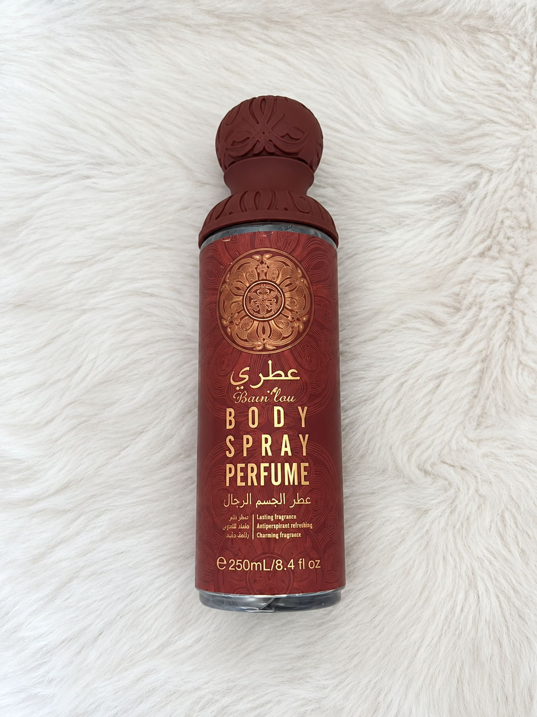 Body splash masculino de 250 ml en frasco marrón sobre tela blanca.