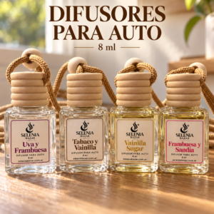 Cuatro difusores para autos Selenia Bazar de 8 ml, con frascos de vidrio y tapas de madera.